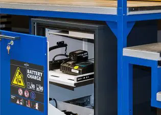 litium-ion-batteri sat til opladning i et batteriskab