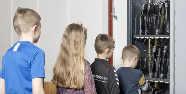 elever foran et godkendt pc-skab på en folkeskole